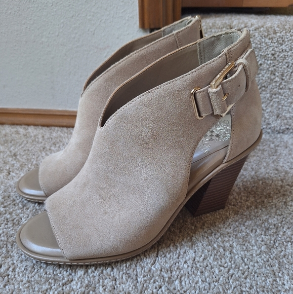Vince Camuto Fareena Block Heel Open Toe Zip Closure Beige Suede Shoe Womens 8.5 - Picture 1 of 10